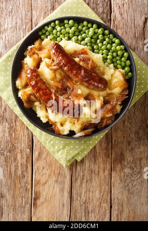 Bangers and Mash, également connu sous le nom de saucisses et de purée, est un plat traditionnel de la Grande-Bretagne et de l'Irlande, composé de saucisses servies avec une purée de pot Banque D'Images