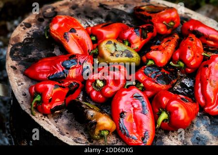 Griller des poivrons rouges - partie de la production de traditionnel Tartiner au poivre des Balkans - ajvar (concentration sélective) Banque D'Images