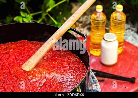 Production de tartiner traditionnel de poivre des Balkans - ajvar (foyer sélectif) Banque D'Images