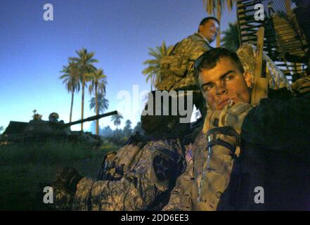 PAS DE FILM, PAS DE VIDÉO, PAS DE TV, PAS DE DOCUMENTAIRE - SPC. Michael Lastinger de Statesboro, Géorgie, États-Unis, attend dans les ténèbres le dimanche précédant l'aube avec d'autres soldats de Strykers de la compagnie Apache, 1er Bataillon de la 23e infanterie de fort Lewis, Washington, alors qu'ils préparent un balayage tôt le matin du quartier Hurriya à Bagdad, en Irak, le 1er octobre 2006. Photo de Tony Overman/MCT/ABACAPRESS.COM Banque D'Images