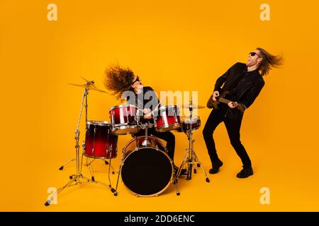 Photo du groupe de jeunes de l'équipe Punk, un artiste célèbre avoir rock festival tour homme ply bass guitare fille tambour porter cuir veste bottes isolées Banque D'Images