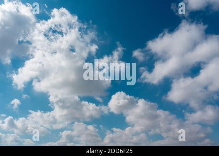 Ciel bleu avec des nuages comme le coton. Ciel bleu et fond de nuages blancs. Paysage céleste. Météorologie. Prévisions. Banque D'Images