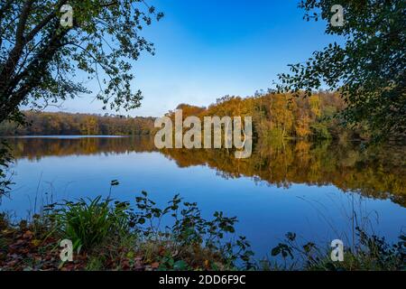 Bassin du moulin de Slaugham, Slaugham, West Sussex, Angleterre, Royaume-Uni. Banque D'Images