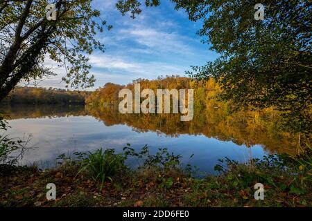 Bassin du moulin de Slaugham, Slaugham, West Sussex, Angleterre, Royaume-Uni. Banque D'Images