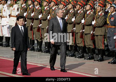 PAS DE FILM, PAS DE VIDÉO, PAS de TV, PAS DE DOCUMENTAIRE - le président américain George W. Bush et le président du Vietnam Nguyen Minh Triet descendent le tapis rouge devant le Palais présidentiel à Hanoi, Vietnam, le 17 novembre 2006. Photo de Nhat V. Meyer/San Jose Mercury News/MCT/ABACAPRESS.COM Banque D'Images