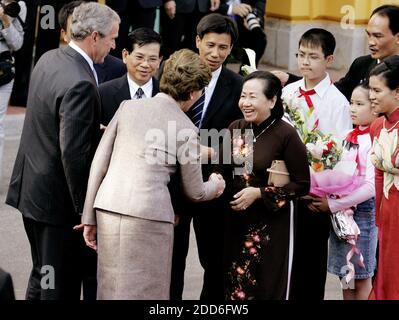 PAS DE FILM, PAS DE VIDÉO, PAS de TV, PAS DE DOCUMENTAIRE - le président du Vietnam Nguyen Minh Triet et épouse, Tran Thi Kim Chi, à droite, saluez le président américain George W. Bush et la première dame Laura Bush au Palais présidentiel à Hanoi, Vietnam, 17 novembre 2006. Photo de Nhat V. Meyer/San Jose Mercury News/MCT/ABACAPRESS.COM Banque D'Images