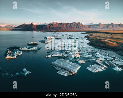 Photo aérienne de haute qualité de la lagune glaciaire Jokulsarlon en Islande avec les énormes icebergs et les montagnes en arrière-plan. Changement climatique élevé Banque D'Images