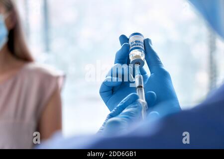 Un médecin tient une seringue pour prendre le vaccin contre le coronavirus pour la vaccination des patients. Banque D'Images