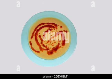 Portion de soupe de lentilles maison fraîche dans l'assiette sur blanc arrière-plan Banque D'Images