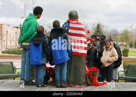 PAS DE FILM, PAS DE VIDÉO, PAS de télévision, PAS DE DOCUMENTAIRE - UNE petite foule se réunit à la statue de James Brown à Augusta, Géorgie, pour une photographie, le mardi 26 décembre 2006. La statue est devenue un monument commémoratif depuis la mort de Brown le jour de Noël 2006. Louie Favorite/Atlanta Journal-Constitution/MCT/ABACAPRESS.COM Banque D'Images