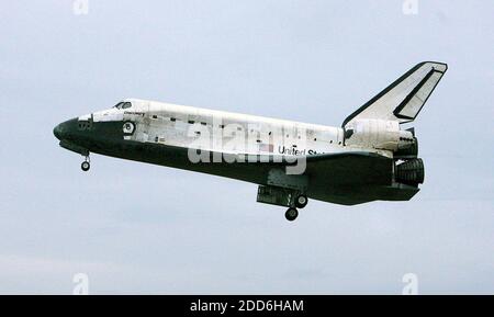 PAS DE FILM, PAS DE VIDÉO, PAS de TV, PAS DE DOCUMENTAIRE - navette spatiale Discovery fait une approche finale pour un atterrissage réussi au Kennedy Space Center à Cape Canaveral, Floride, le 22 décembre 2006. Photo de Red Huber/Orlando Sentinel/MCT/ABACAPRESS.COM Banque D'Images