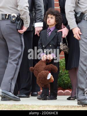 PAS DE FILM, PAS DE VIDÉO, PAS de télévision, PAS DE DOCUMENTAIRE - James Brown II, 5 ans, écoute comme un policier parle avec sa mère, Tomi Rae Hynie, avant de se rendre à l'église baptiste de Carpentersville pour le service funéraire privé de son père à Augusta, Géorgie, le vendredi 29 décembre 2006. Photo de C. Aluka Berry/The State/MCT/ABACAPRESS.COM Banque D'Images