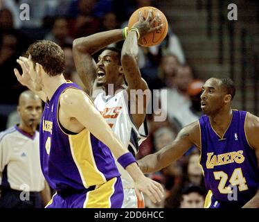 PAS DE FILM, PAS DE VIDÉO, PAS de TV, PAS DE DOCUMENTAIRE - Gerald Wallace de Charlotte Bobcats, centre, cherche de la place à passer tout en étant couvert par Luke Walton de Los Angeles Lakers, à gauche, et Kobe Bryant, à droite, à la Bobcats Arena à Charlotte, Caroline du Nord, États-Unis, le 29 décembre 2006. Les Bobcats ont battu les Lakers 133-124. Photo de Jason E. Miczek/Charlotte observer/MCT/Cameleon/ABACAPRESS.COM Banque D'Images