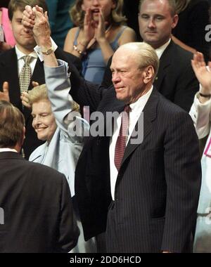 PAS DE FILM, PAS DE VIDÉO, PAS de TV, PAS DE DOCUMENTAIRE - l'ancien président Gerald Ford et son épouse Betty reconnaissent les délégués à la Convention nationale républicaine à Philadelphie, Pennsylvanie, Etats-Unis le 1er août 2000. Ford a été admis à l'unité de soins intensifs d'un hôpital de Philadelphie après avoir subi plusieurs accidents vasculaires cérébraux. Photo de Chuck Kennedy/KRT/ABACAPRESS.COM Banque D'Images