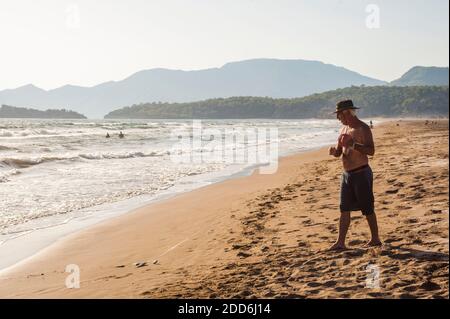 Pêche de pêcheurs de la plage d'Iztuzu, Dalyan, province de Mugla, Turquie, Europe de l'est Banque D'Images