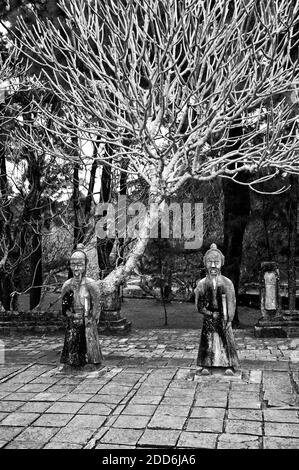 Photo en noir et blanc des statues en pierre du gardien à la tombe de Tu Duc, Hue, Vietnam, Asie du Sud-est Banque D'Images