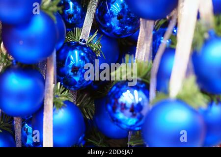 Arrière-plan de Noël ou du nouvel an. Arrière-plan bokeh de boules de Noël colorées. Banque D'Images