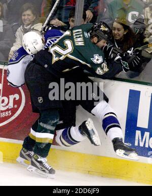 PAS DE FILM, PAS DE VIDÉO, PAS de TV, PAS DE DOCUMENTAIRE - Jon Klemm de Dallas Stars (42) fait entrer les rois de Los Angeles Dustin Brown (23) dans les conseils d'administration dans la première période au American Airlines Center à Dallas, TX, USA le 15 janvier 2007. Photo de Sharon M. Steinman/fort Worth Star-Telegram/MCT/Cameleon/ABACAPRESS.COM Banque D'Images