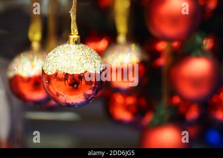 Arrière-plan de Noël ou du nouvel an. Arrière-plan bokeh de boules de Noël colorées. Banque D'Images