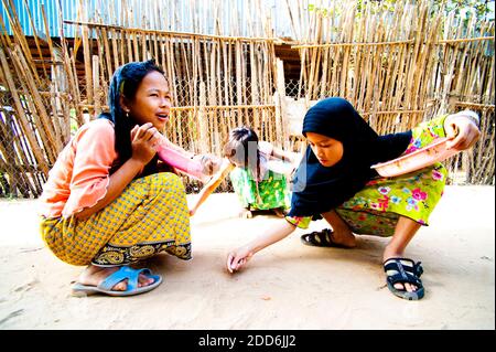 Cham Children Playing Games, Chau Doc, Vietnam, Asie du Sud-est Banque D'Images