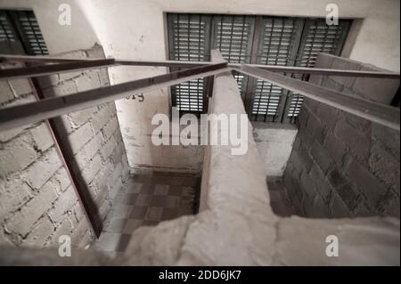 Cellules de torture au Musée du génocide de Tuol Sleng (prison S-21), Phnom Penh, Cambodge, Asie du Sud-est Banque D'Images