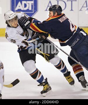 PAS DE FILM, PAS DE VIDÉO, PAS de TV, PAS DE DOCUMENTAIRE - Florida Panthers defensemen Jay Bouwmeester vérifie Washington Capitals aile gauche Alex Ovechkin dans la troisième période au Bank Atlantic Centre à Miami, FL, USA le 1er février 2007. Les Panthers ont vaincu les capitales 6-3. Photo de Joe Rimkus Jr./Miami Herald/MCT/Cameleon/ABACAPRESS.COM Banque D'Images