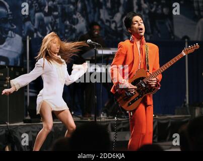 PAS DE FILM, PAS DE VIDÉO, PAS de télévision, PAS DE DOCUMENTAIRE - Prince se produit lors d'une conférence de presse au Miami Beach Convention Centre à Miami Beach, Floride, le jeudi 1er février 2007. Prince se présentera au spectacle de mi-temps pendant le Super Bowl XLI le 4 février 2007. Photo de Terry Gilliam/MCT/ABACAPRESS.COM Banque D'Images