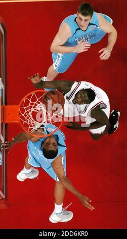 PAS DE FILM, PAS DE VIDÉO, PAS de TV, PAS DE DOCUMENTAIRE - Courtney Fells (au centre) de l'État de Caroline du Nord regarde son cliché aller dans le panier avec Tyler Hansbrough (au sommet) de l'Université de Caroline du Nord et Wayne Ellington pendant la première moitié de l'action. Le 3 février 2007, l'État de Caroline du Nord a battu la Caroline du Nord, de 83 à 79, au RBC Center de Raleigh, en Caroline du Nord, aux États-Unis. Photo par Chuck Liddy/Raleigh News & observer/MCT/Cameleon/ABACAPRESS.COM Banque D'Images