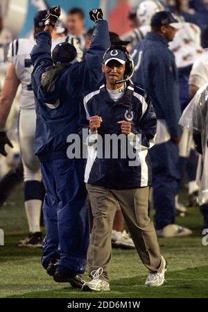 PAS DE FILM, PAS DE VIDÉO, PAS de télévision, PAS DE DOCUMENTAIRE - Tony Dungy, entraîneur en chef des Indianapolis Colts, réagit après que son équipe ait intercepté un passe des Chicago Bears lors du Super Bowl XLI à Miami, FL, USA, le 4 février 2007. Les Indianapolis Colts ont gagné 29-17. Photo de Mark Cornelison/Lexington Herald-leader/MCT/Cameleon/ABACAPRESS.COM Banque D'Images