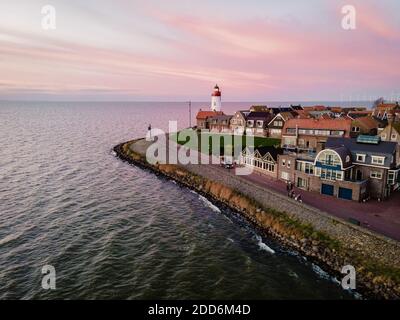 Phare d'Urk avec vieux port au coucher du soleil, Urk est un petit village au bord du lac Ijsselmeer dans la région de Flevoland aux pays-Bas. plage et port d'Urk Banque D'Images