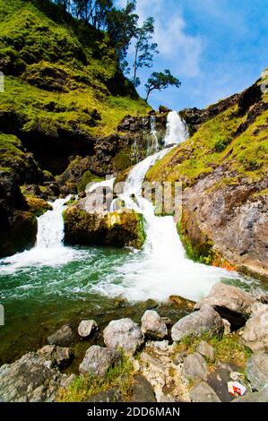 Cascades au fond du cratère du mont Rinjani, Lombok, Indonésie, Asie Banque D'Images