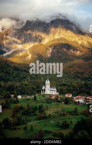 Dreznica, Slovaquie. 05e octobre 2020. L'église du Sacré-cœur sur le petit plateau sous le mont Krn à Dreznica, Slovevia. Banque D'Images
