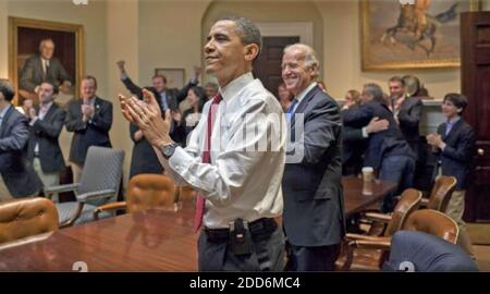 BARACK OBAMA, le président des États-Unis, le vice-président Joe Biden et les hauts fonctionnaires applaudissent l'adoption du projet de loi sur la réforme des soins de santé de la salle Roosevelt de la Maison-Blanche du thwe,21 mars,2010. Photo: Pete Souza, fonctionnaire de la Maison Blanche. Banque D'Images