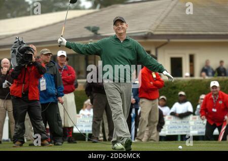 PAS DE FILM, PAS DE VIDÉO, PAS de TV, PAS DE DOCUMENTAIRE - Bill Murray se prépare à jouer sur le 1er trou lors de la ronde 'Celebrity Challenge' du tournoi de golf annuel Pebble Beach pro/célébrité à Pebble Beach, CA, USA le 7 février 2007. Photo de Dan Honda/Contra Costa Times/MCT/Cameleon/ABACAPRESS.COM Banque D'Images