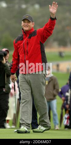 PAS DE FILM, PAS DE VIDÉO, PAS de télévision, PAS DE DOCUMENTAIRE - Bill Murray l'élève pour la foule après avoir perdu un putt sur le 3ème trou lors de la ronde 'Celebrity Challenge' du tournoi de golf sur invitation annuel Pebble Beach pro/célébrité à Pebble Beach, CA, USA, le 7 février 2007. Photo de Dan Honda/Contra Costa Times/MCT/Cameleon/ABACAPRESS.COM Banque D'Images