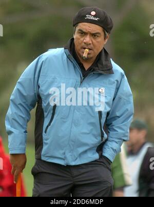 PAS DE FILM, PAS DE VIDÉO, PAS de TV, PAS DE DOCUMENTAIRE - l'acteur George Lopez aime un cigare tout en jouant le 3ème trou lors de la ronde 'Celebrity Challenge' du tournoi de golf annuel Pebble Beach pro/célébrité à Pebble Beach, CA, USA le 7 février 2007. Photo de Dan Honda/Contra Costa Times/MCT/Cameleon/ABACAPRESS.COM Banque D'Images