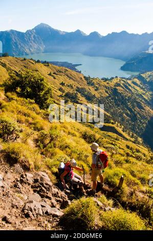 Les touristes font une pause sur le difficile Trek de trois jours du Mont Rinjani au sommet de 3726m, Lombok, Indonésie, Asie Banque D'Images