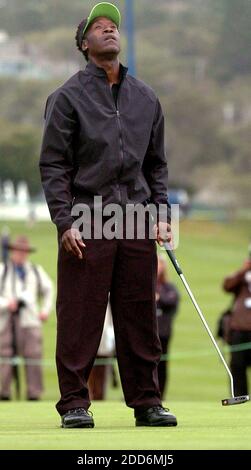 PAS DE FILM, PAS DE VIDÉO, PAS de TV, PAS DE DOCUMENTAIRE - Don Cheadle réagit à manquer un putt bidé sur le 3ème trou lors de la ronde 'Celebrity Challenge' du tournoi de golf sur invitation annuel Pebble Beach pro/célébrité à Pebble Beach, CA, USA le 7 février 2007. Photo de Dan Honda/Contra Costa Times/MCT/Cameleon/ABACAPRESS.COM Banque D'Images