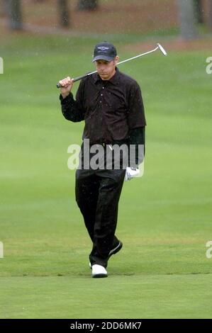 PAS DE FILM, PAS DE VIDÉO, PAS de TV, PAS DE DOCUMENTAIRE - le chanteur Michael Bolton ne peut pas croire son mauvais putt sur le 3ème trou lors de la deuxième partie du Pebble Beach National Pro-Am à Pebble Beach, CA, Etats-Unis le 9 février 2007. Photo de Dan Honda/Contra Costa Times/MCT/Cameleon/ABACAPRESS.COM Banque D'Images