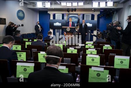 Washington, États-Unis. 24 novembre 2020. Le président Donald Trump, accompagné du vice-président Mike Pence, fait de brèves remarques sur la Bourse et le Dow Jones à 30,000 pour la première fois dans l'histoire, à la Maison Blanche à Washington, DC, le mardi 24 novembre 2020. Photo de Kevin Dietsch/UPI crédit: UPI/Alay Live News Banque D'Images