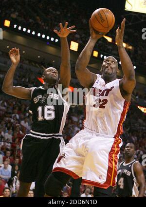PAS DE FILM, PAS DE VIDÉO, PAS de TV, PAS DE DOCUMENTAIRE - Miami Heat Center Shaquille O'Neal (32) conduit sur San Antonio Spurs Center Francisco Elson pendant le deuxième trimestre, à American Airlines Arena à Miami, FL, USA le 11 février 2007. La chaleur battit les Spurs 100-85. Photo de Jared Lazarus/Miami Herald/MCT/Cameleon/ABACAPRESS.COM Banque D'Images