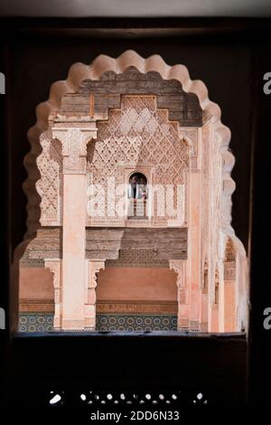 Touristes visitant Medersa Ben Youssef, l'ancienne école islamique, Marrakech (Marrakech), Médina ancienne, Maroc, Afrique du Nord, Afrique Banque D'Images