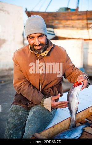 Portrait d'un pêcheur dans le port de pêche d'Essaouira, Essaouira, Maroc, Afrique du Nord Banque D'Images