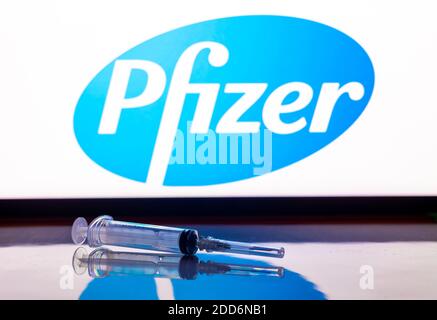 Katmandou, Népal - novembre 24 2020: Injection de seringue devant le logo de Pfizer. Pfizer et BioNTechVaccine ont montré une efficacité de 94% par rapport à COVID-19 Banque D'Images