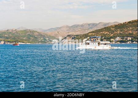 Photo d'un bateau à moteur à l'île de Kolocep (Kalamota), îles Elaphites, côte dalmate, Croatie Banque D'Images