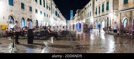 Photo panoramique du monastère franciscain de la vieille ville de Dubrovnik la nuit, Croatie Banque D'Images