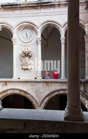 Photo des touristes à l'intérieur du Palais des Recteurs, Dubrovnik, Croatie Banque D'Images