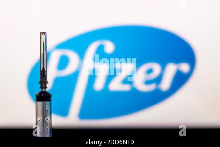 Katmandou, Népal - novembre 24 2020: Injection de seringue devant le logo de Pfizer. Pfizer et BioNTechVaccine ont montré une efficacité de 94% par rapport à COVID-19 Banque D'Images