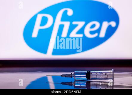 Katmandou, Népal - novembre 24 2020: Injection de seringue devant le logo de Pfizer. Pfizer et BioNTechVaccine ont montré une efficacité de 94% par rapport à COVID-19 Banque D'Images