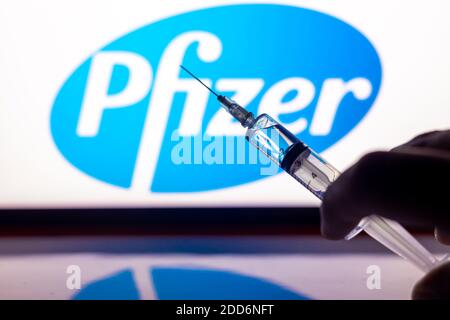 Katmandou, Népal - novembre 24 2020: Injection de seringue devant le logo de Pfizer. Pfizer et BioNTechVaccine ont montré une efficacité de 94% par rapport à COVID-19 Banque D'Images
